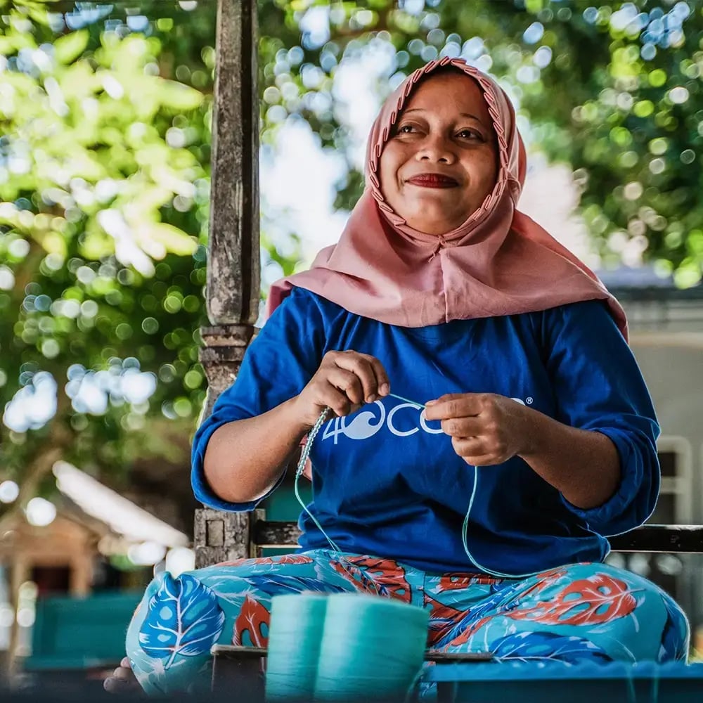 Bali Artisan crafting a 4ocean bracelet